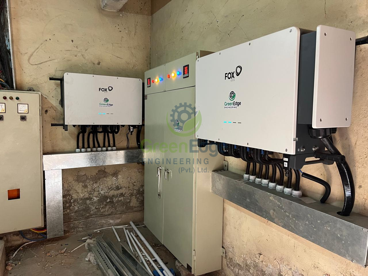 Inverter and electrical distribution cabinet