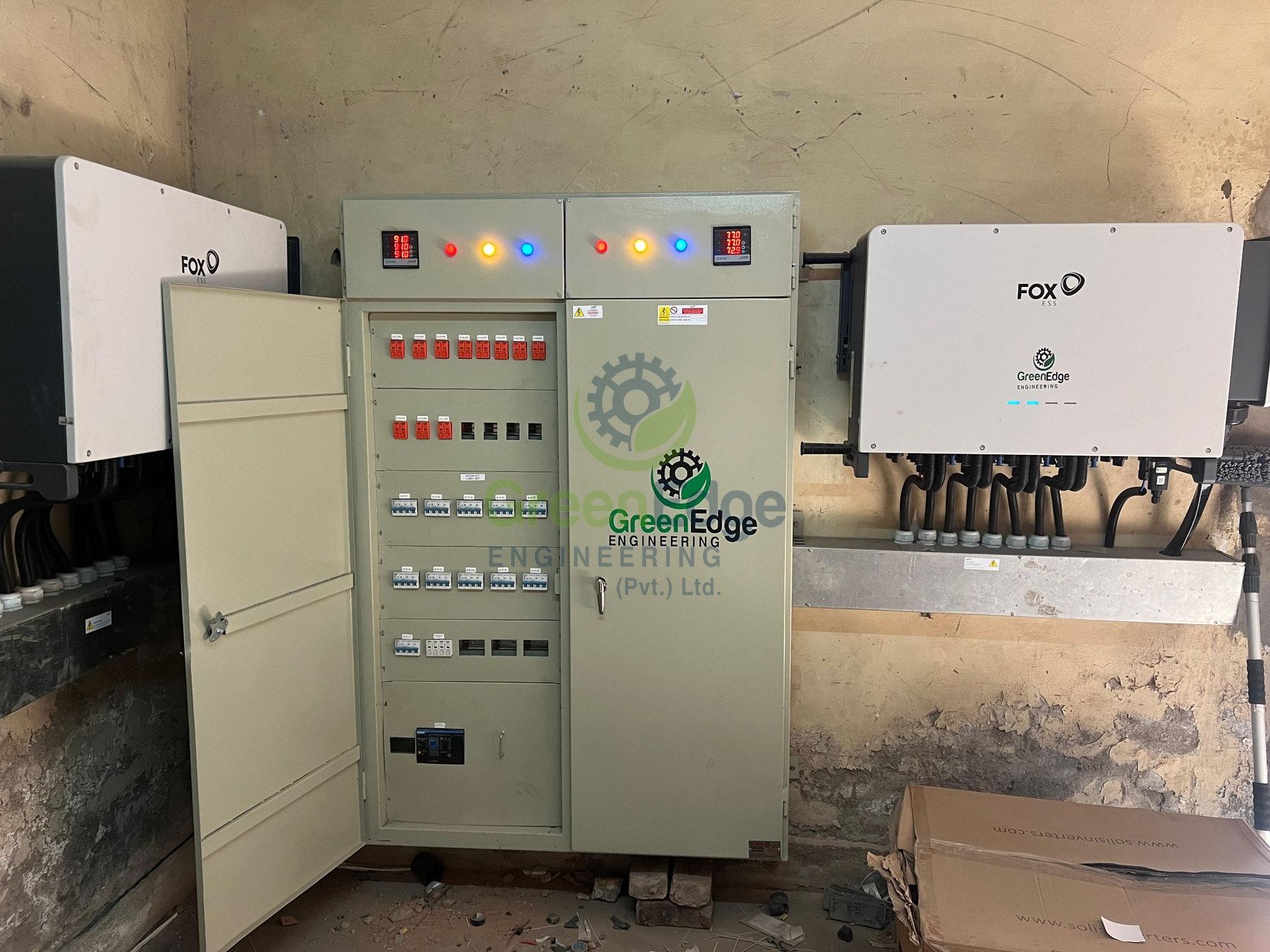 Distribution cabinet with inverters